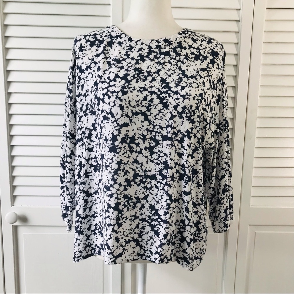 3/$25 UNIQLO Black White Floral Top Size Medium